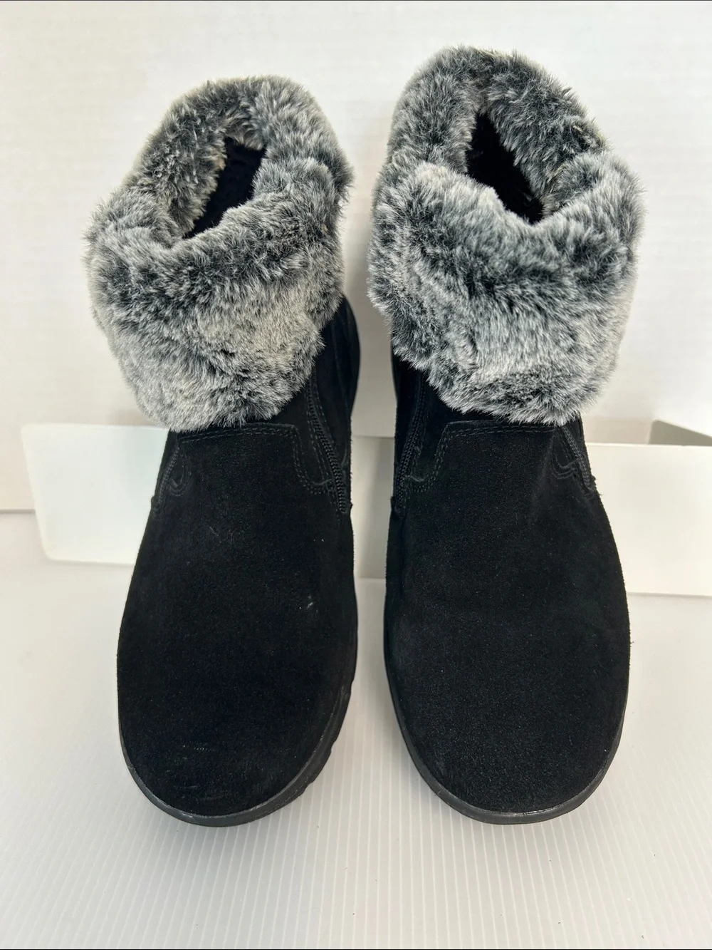 Khombu “Jessica” Black Suede Zip Ankle Boots Grey Faux Fur Collar Womens 10
